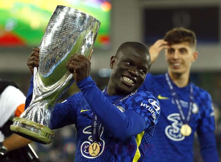 MVP!坎特赛后驾车离开 遭蓝军球迷围堵+喷香槟 MVP!坎特赛后驾车离开 遭蓝军球迷围堵+喷香槟