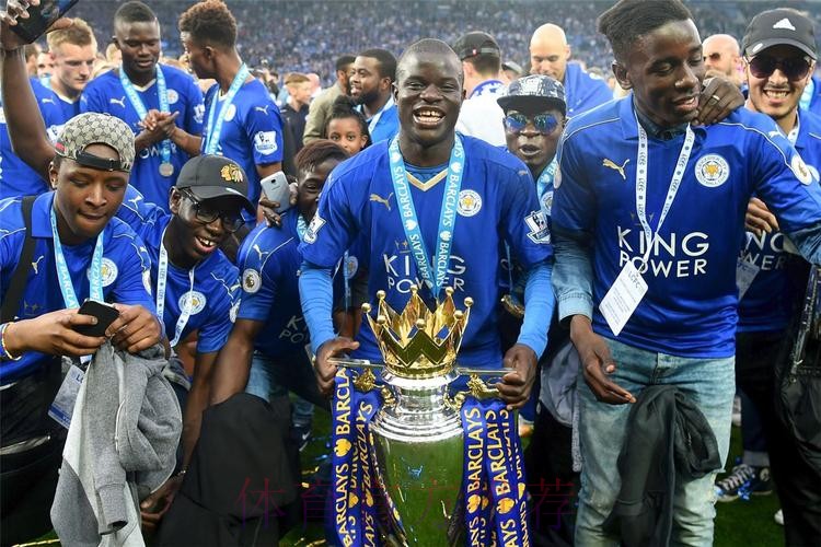 MVP!坎特赛后驾车离开 遭蓝军球迷围堵+喷香槟 MVP!坎特赛后驾车离开 遭蓝军球迷围堵+喷香槟